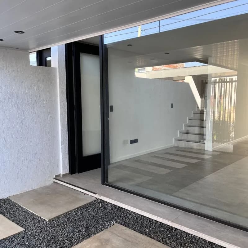 Entrada moderna con gran ventanal