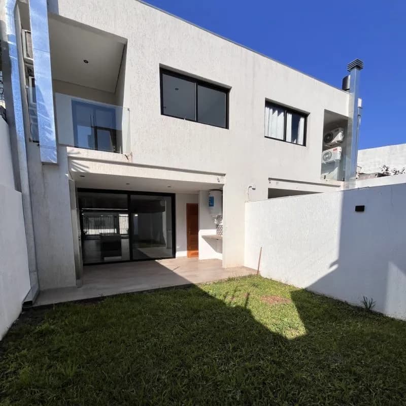 Casa moderna con jardín trasero