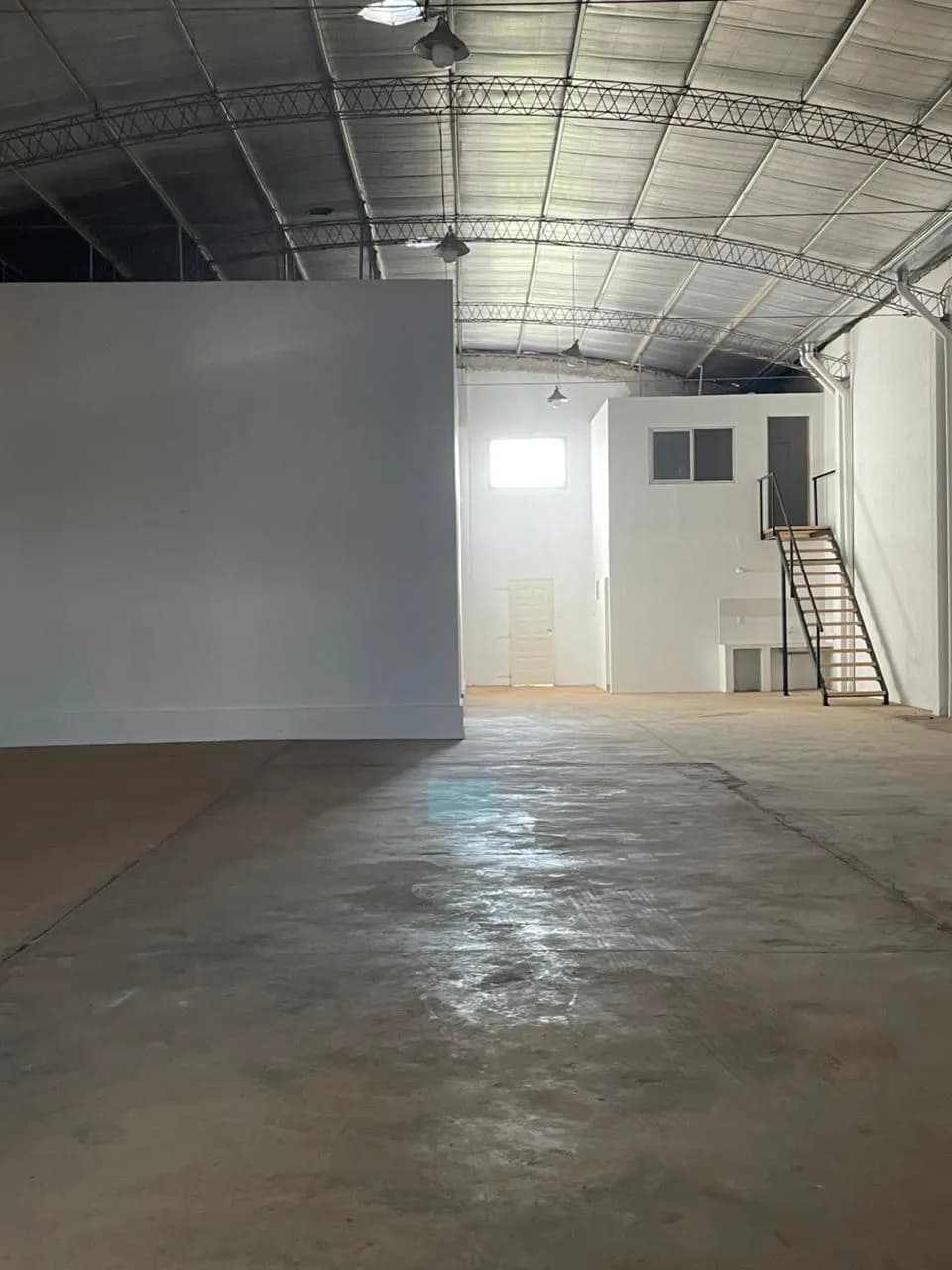 Amplio galpón industrial con entrepiso