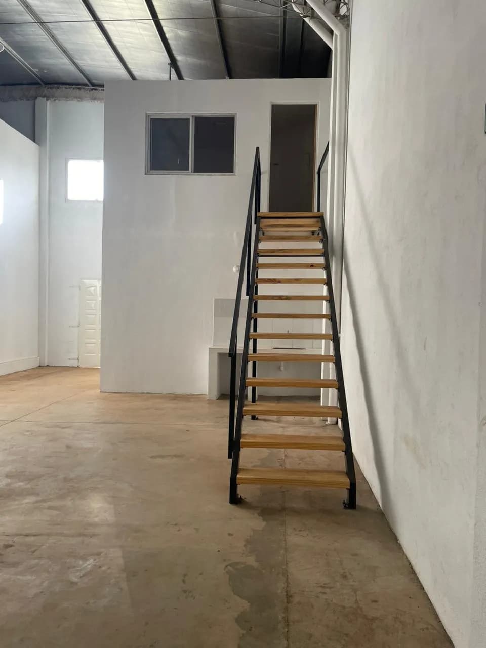 Espacio industrial amplio con entrepiso