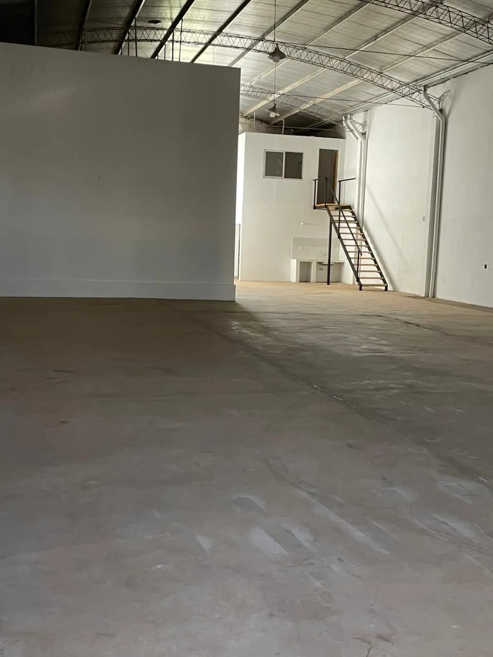 Amplio galpón industrial con entrepiso