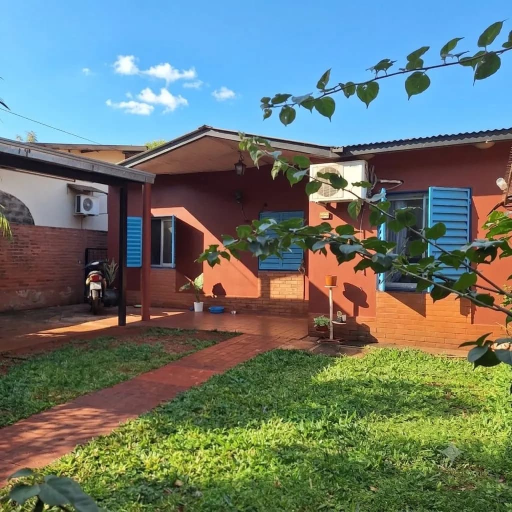 Casa de un piso con jardín