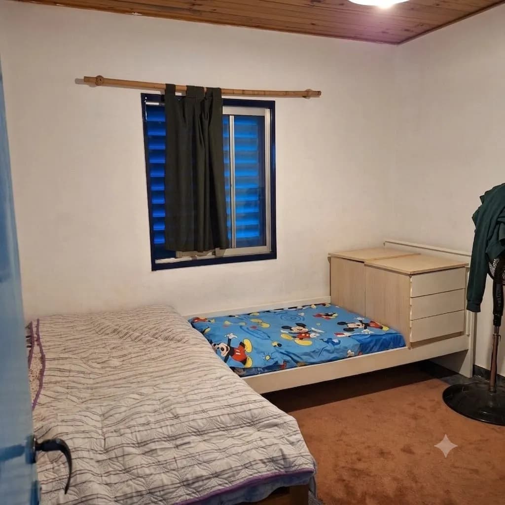 Dormitorio sencillo con dos camas