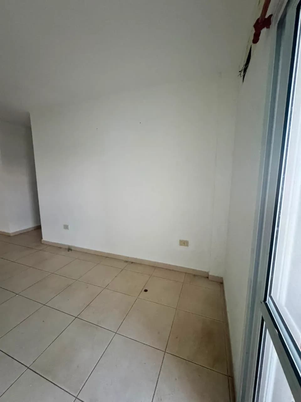 Habitación vacía con piso cerámico