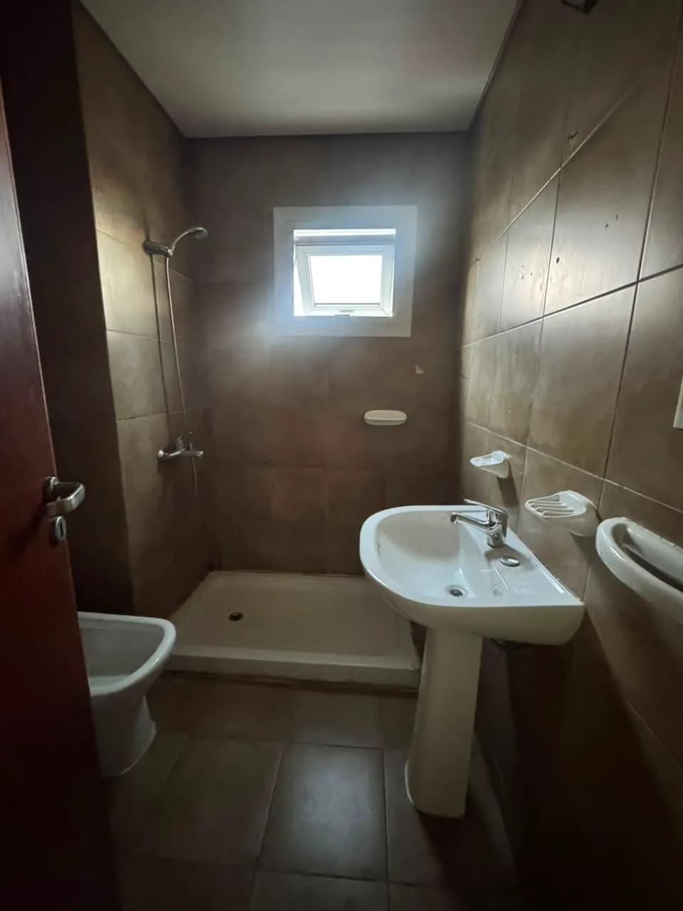 Baño completo con ducha y ventana