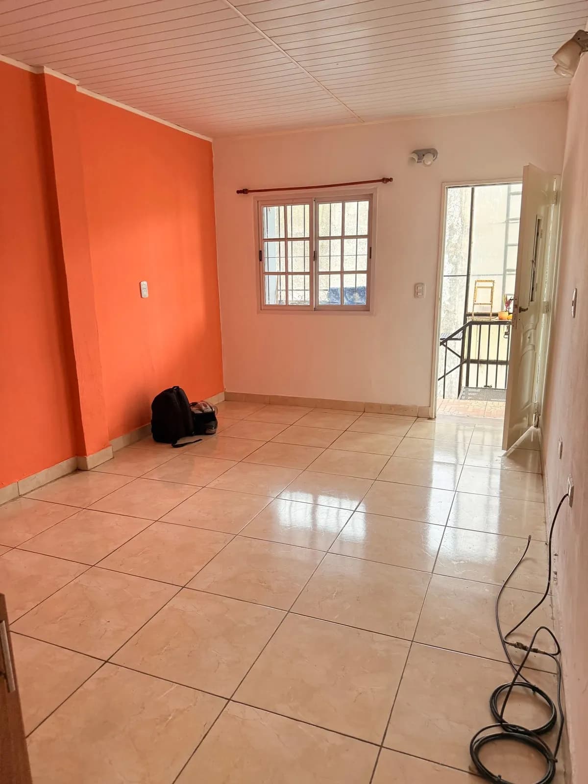 Habitación vacía con pared naranja