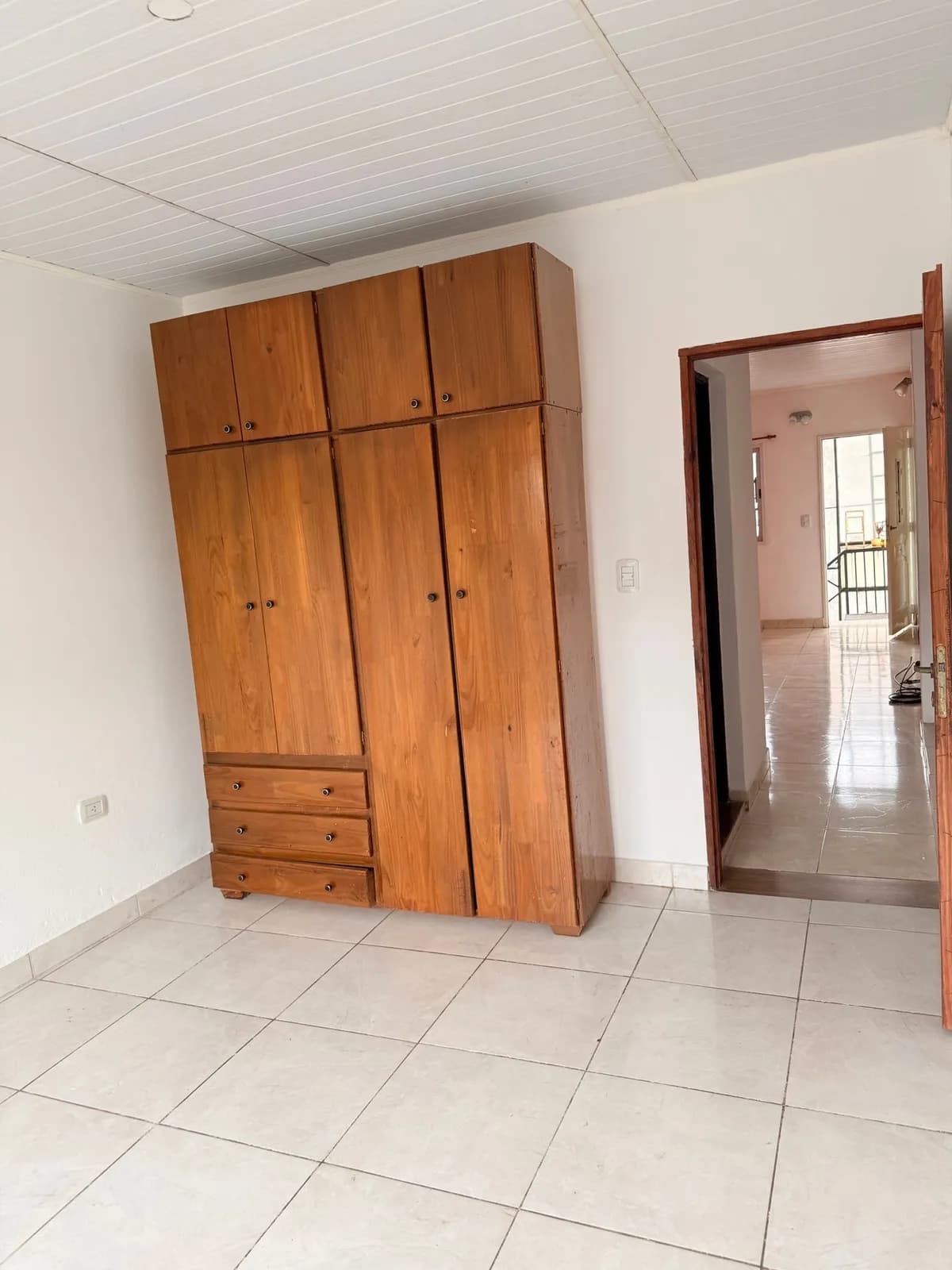 Habitación vacía con placard de madera