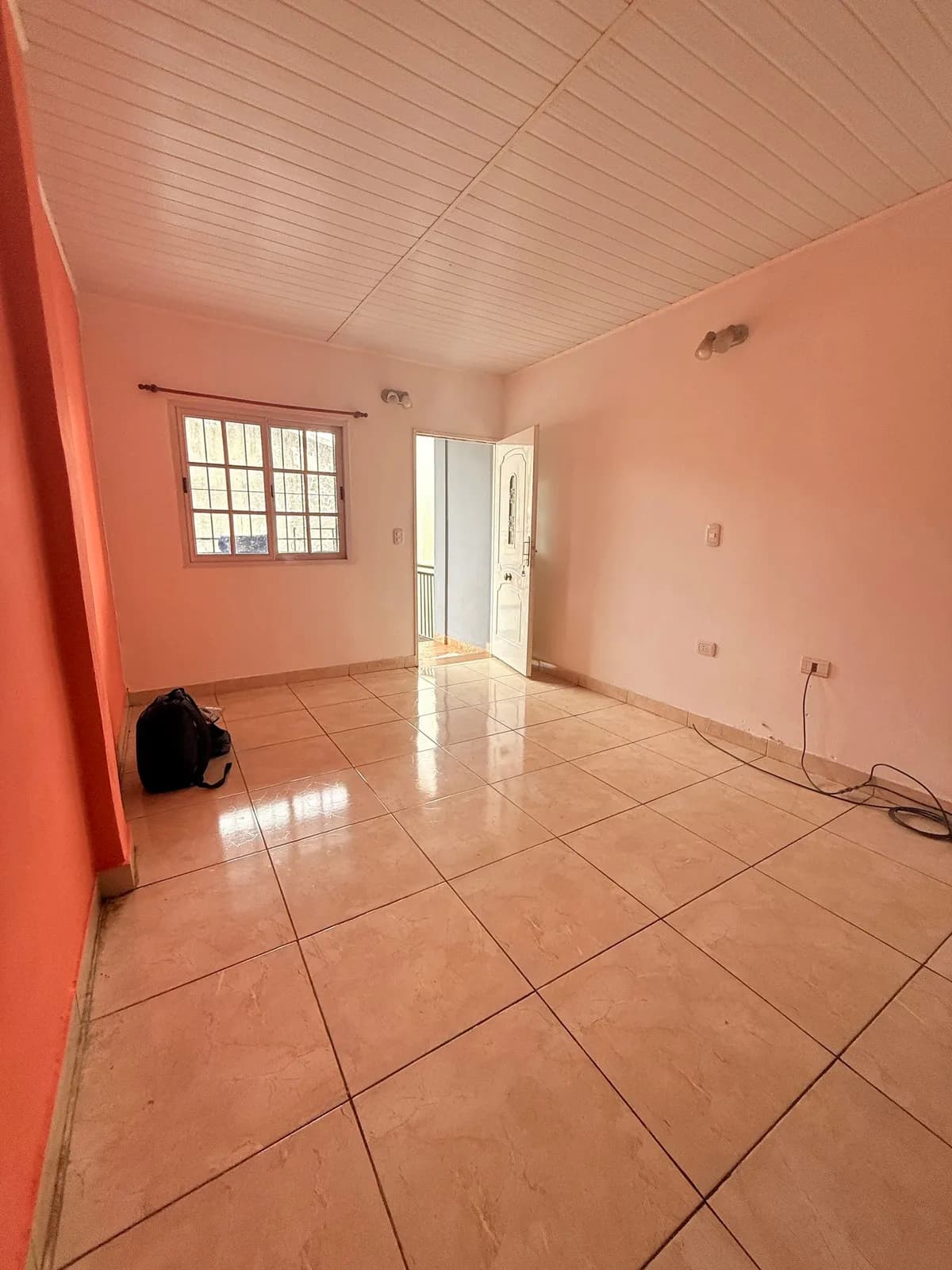 Habitación vacía y bien iluminada