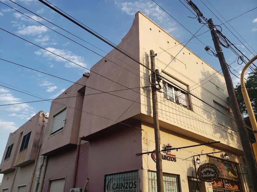 Edificio de dos plantas en esquina
