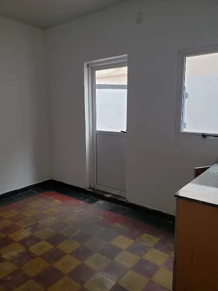 Cocina luminosa con piso damero