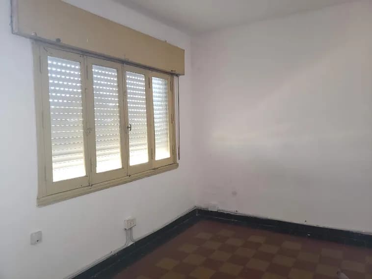 Habitación vacía con gran ventana