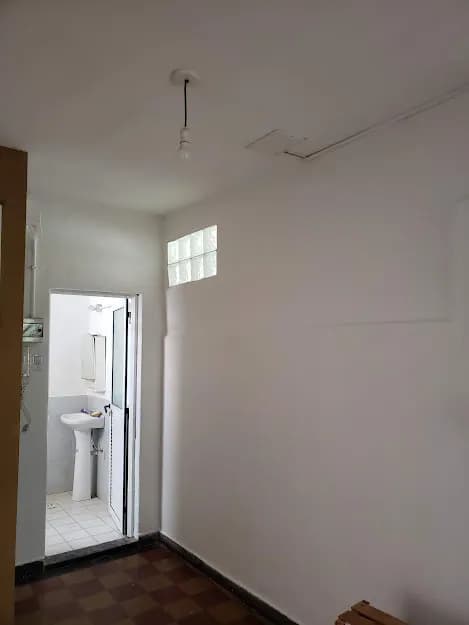 Habitación sencilla con baño al fondo