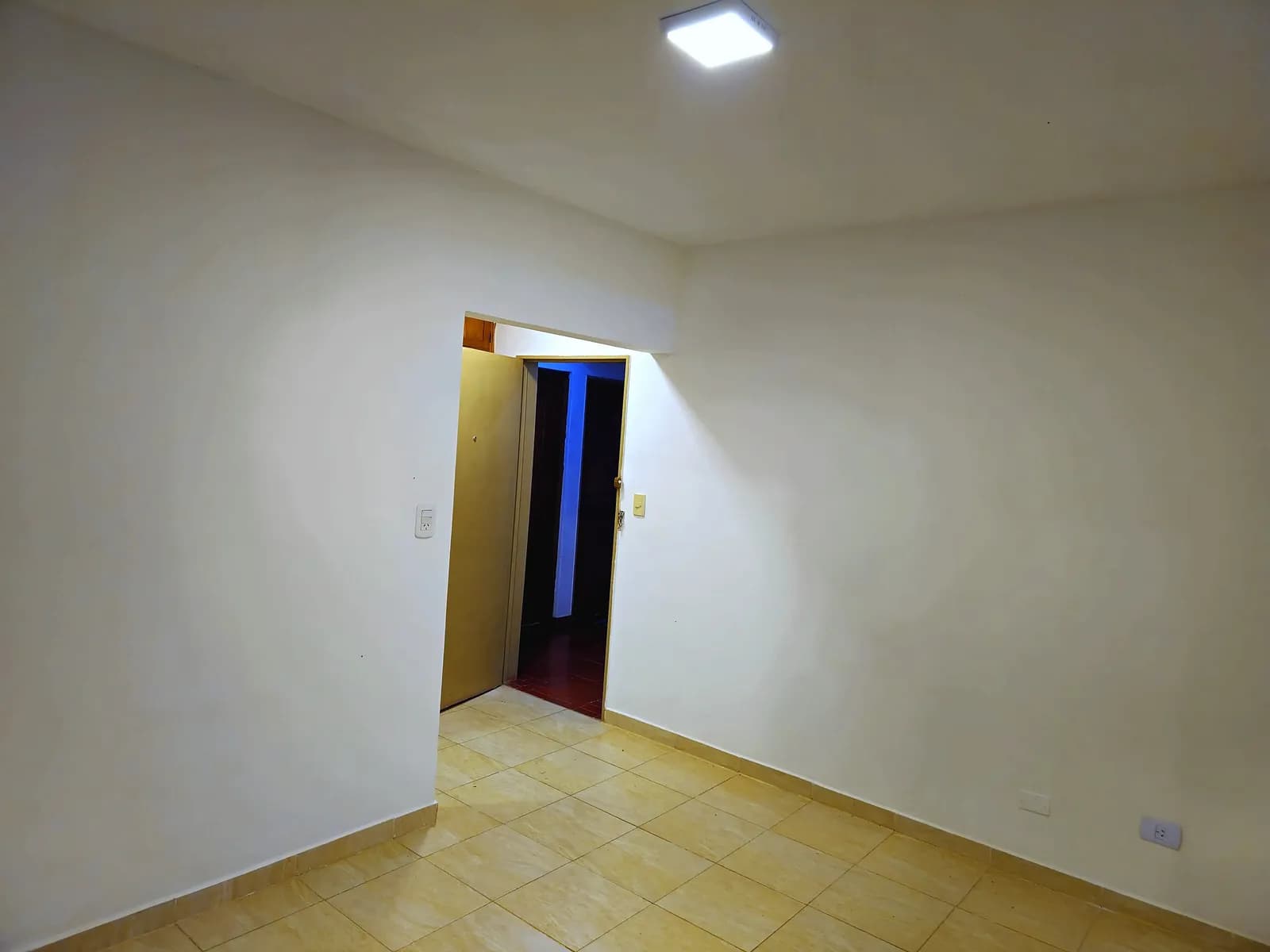 Ambiente vacío con piso cerámico