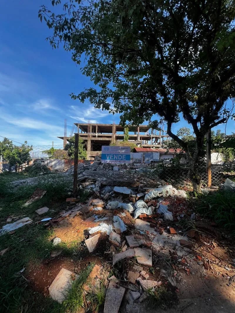 Terreno en venta con escombros