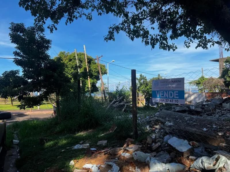 Terreno en venta con escombros