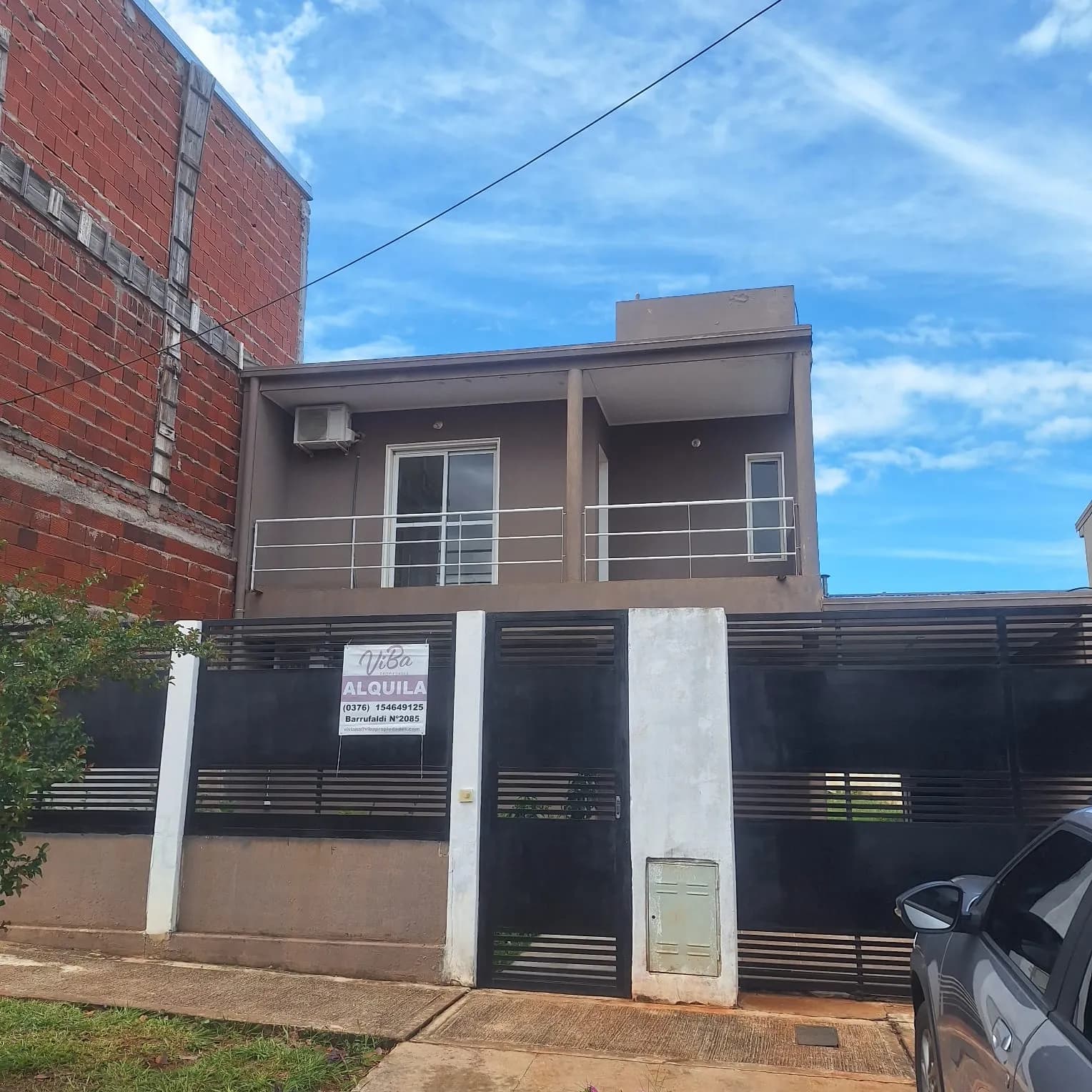 Casa moderna en alquiler con balcón