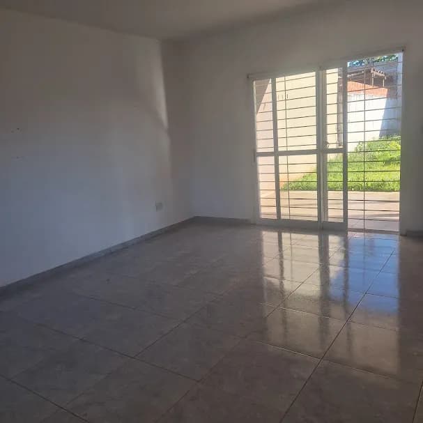 Ambiente vacío con ventanal al jardín