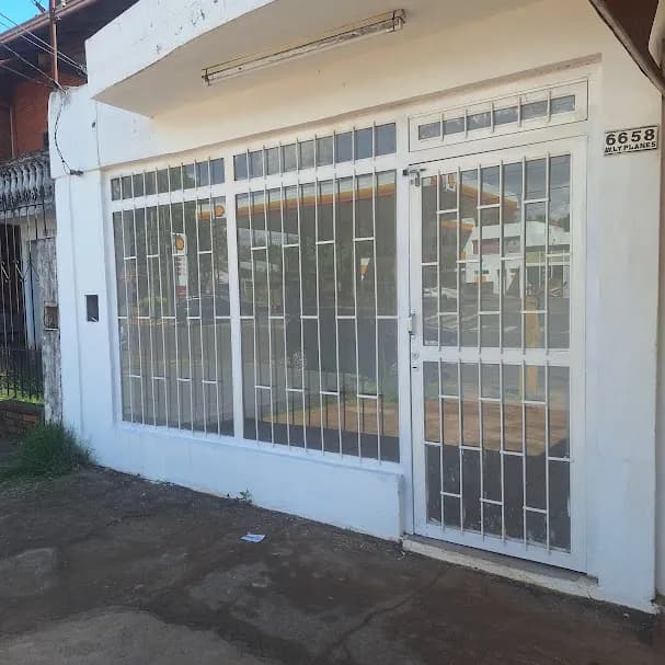 Fachada de local comercial con rejas