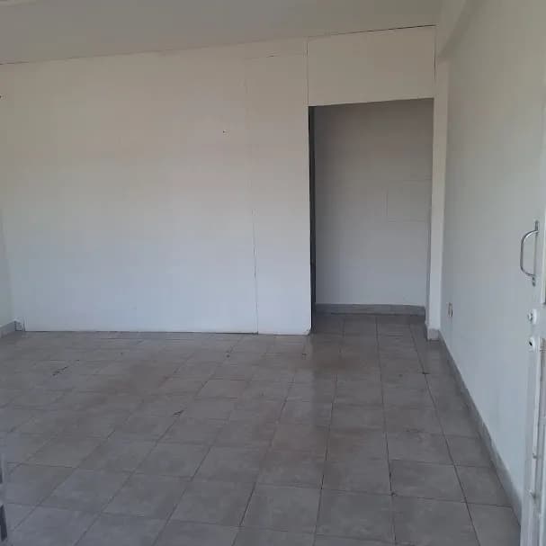 Ambiente vacío con piso cerámico