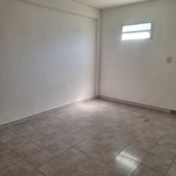 Habitación vacía con piso cerámico