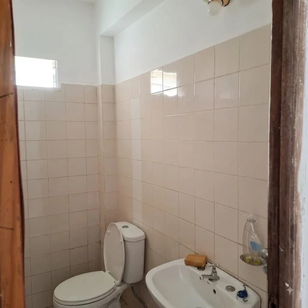 Baño sencillo con azulejos beige