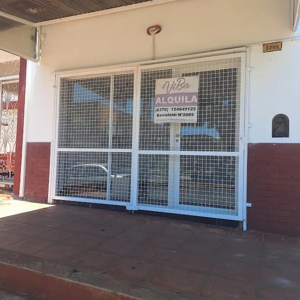 Local comercial con cartel de alquiler