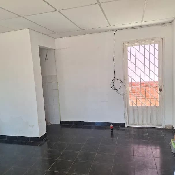 Espacio vacío con piso oscuro