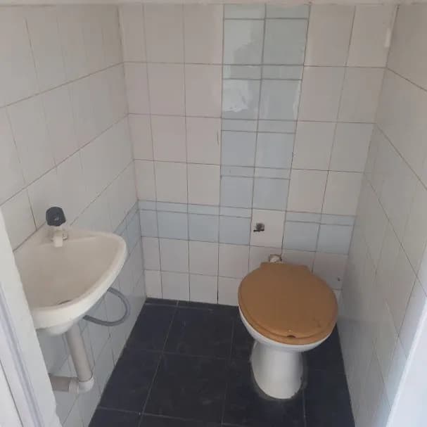 Baño pequeño con azulejos blancos