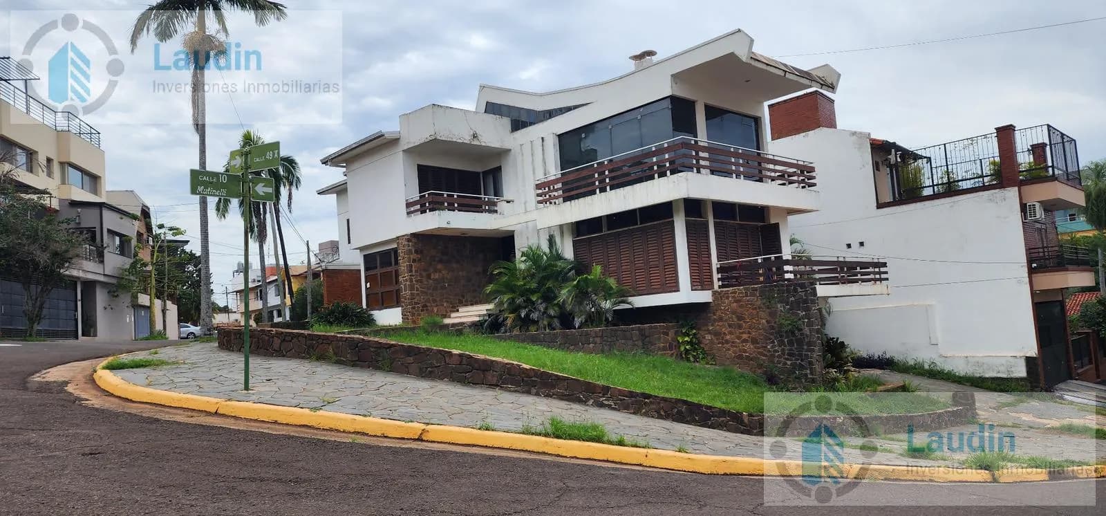 Se vende importante casa Barrio Agucates en esquina a metros de costanera con vistas al Rio