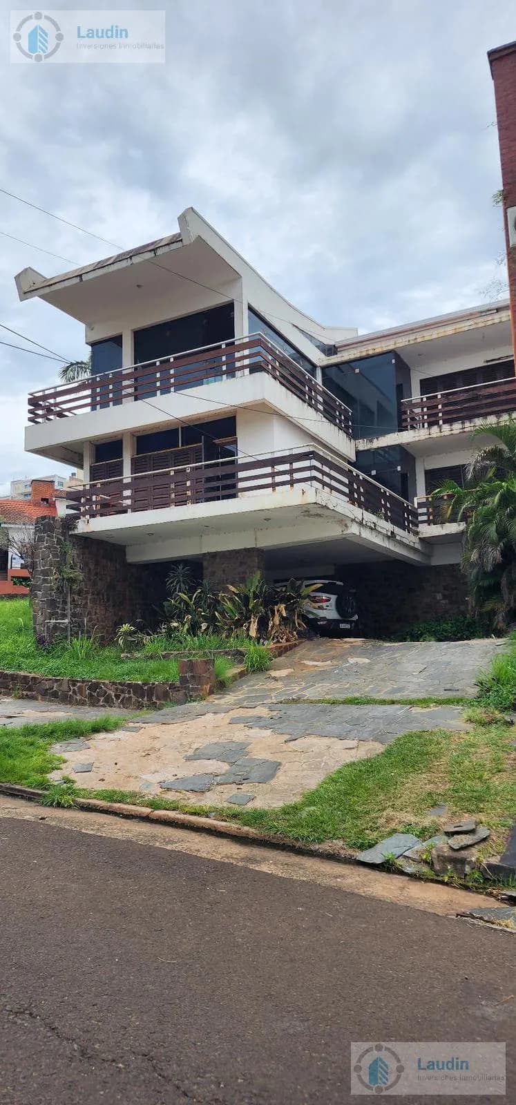 Se vende importante casa Barrio Agucates en esquina a metros de costanera con vistas al Rio