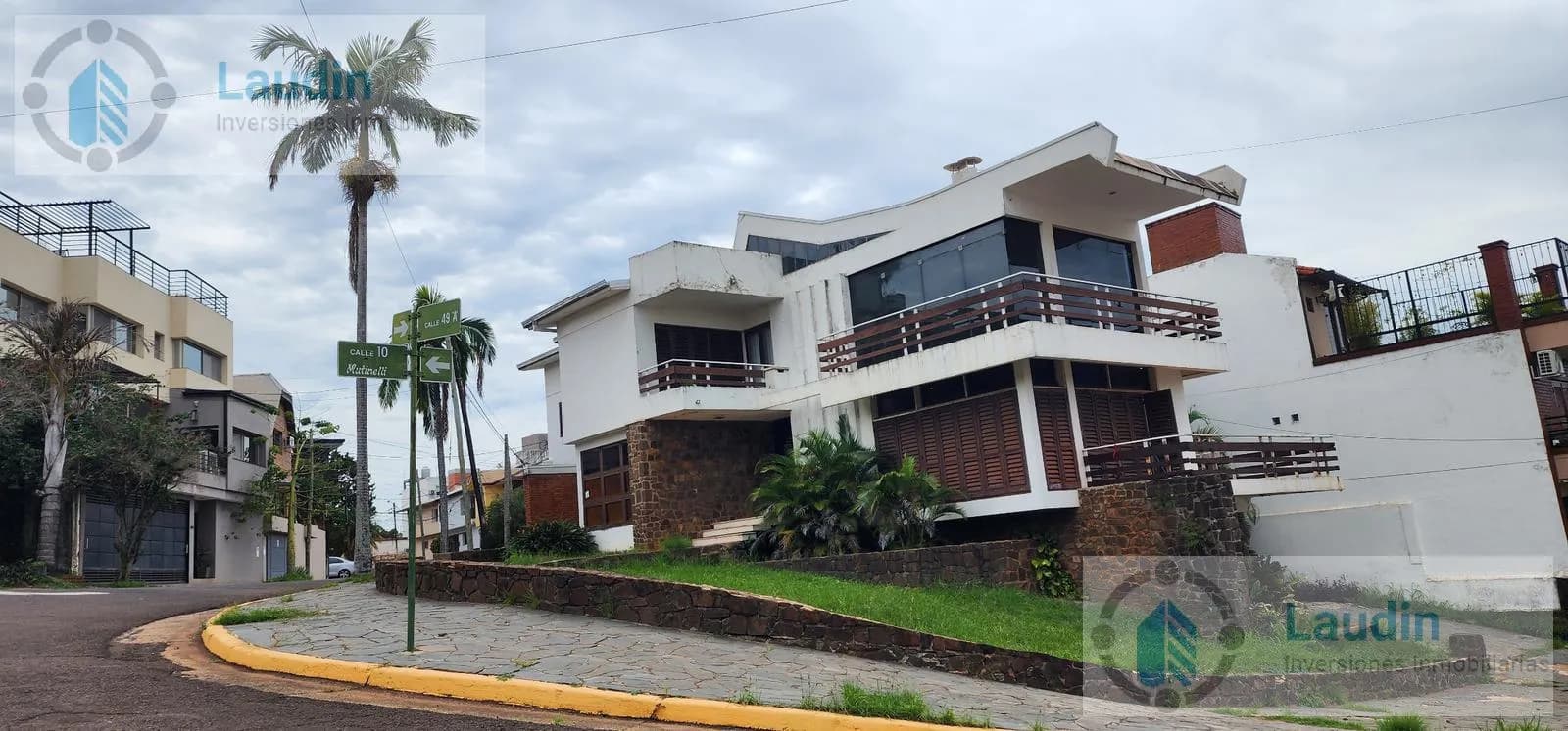 Se vende importante casa Barrio Agucates en esquina a metros de costanera con vistas al Rio
