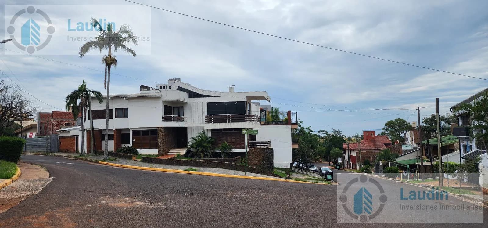 Se vende importante casa Barrio Agucates en esquina a metros de costanera con vistas al Rio