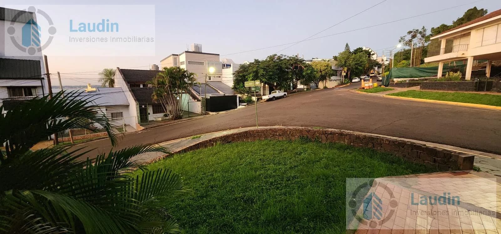 Se vende importante casa Barrio Agucates en esquina a metros de costanera con vistas al Rio