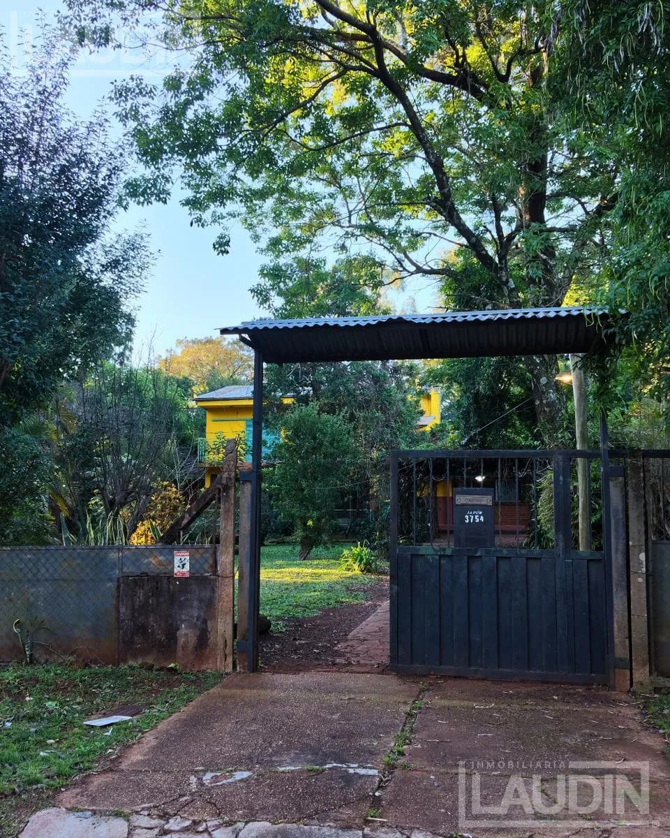 Se Vende casa con iportante terreno en Barrio Alta Gracia