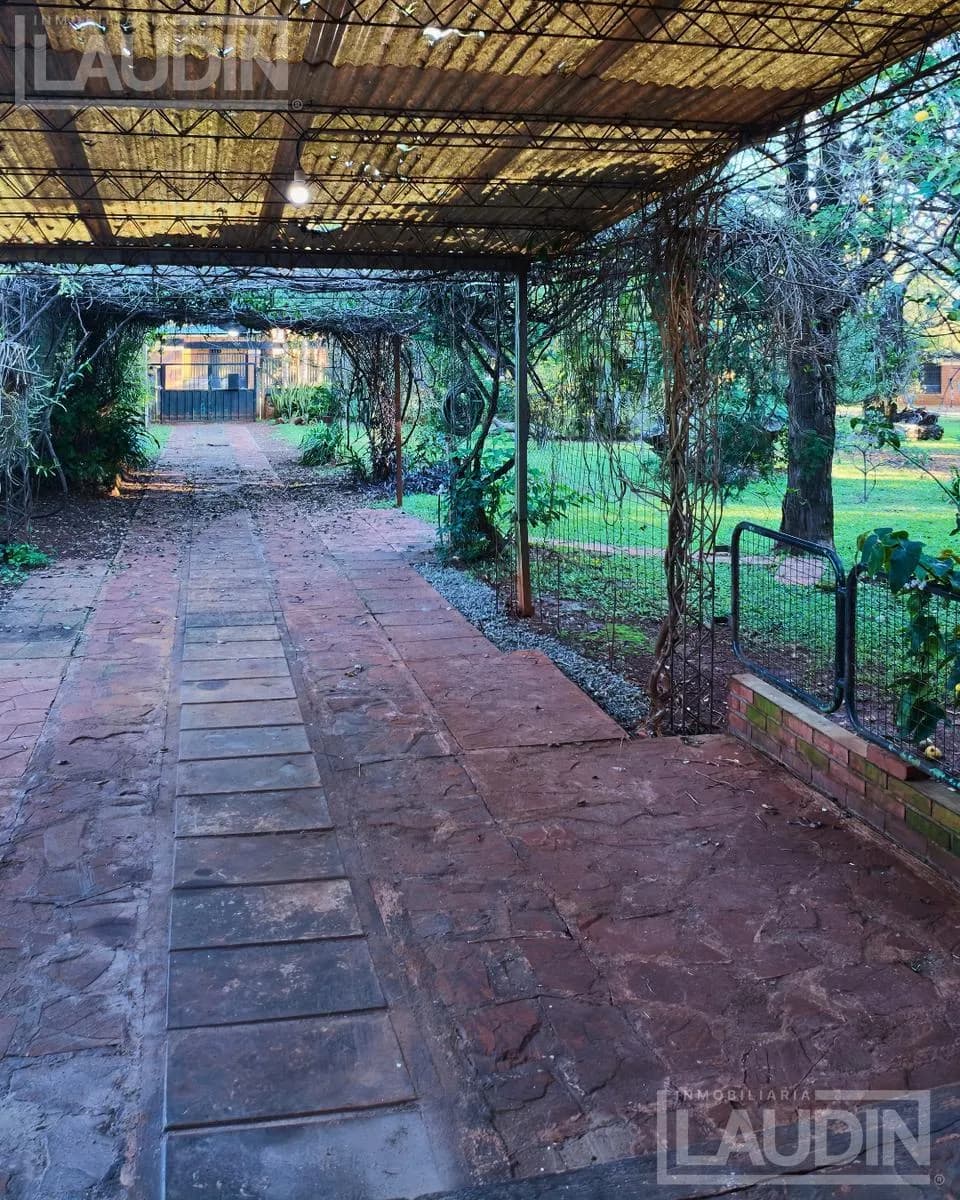 Se Vende casa con iportante terreno en Barrio Alta Gracia