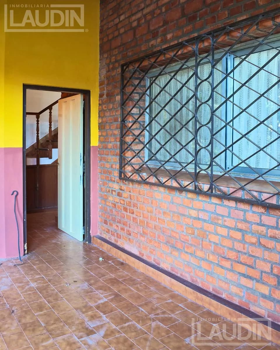 Se Vende casa con iportante terreno en Barrio Alta Gracia