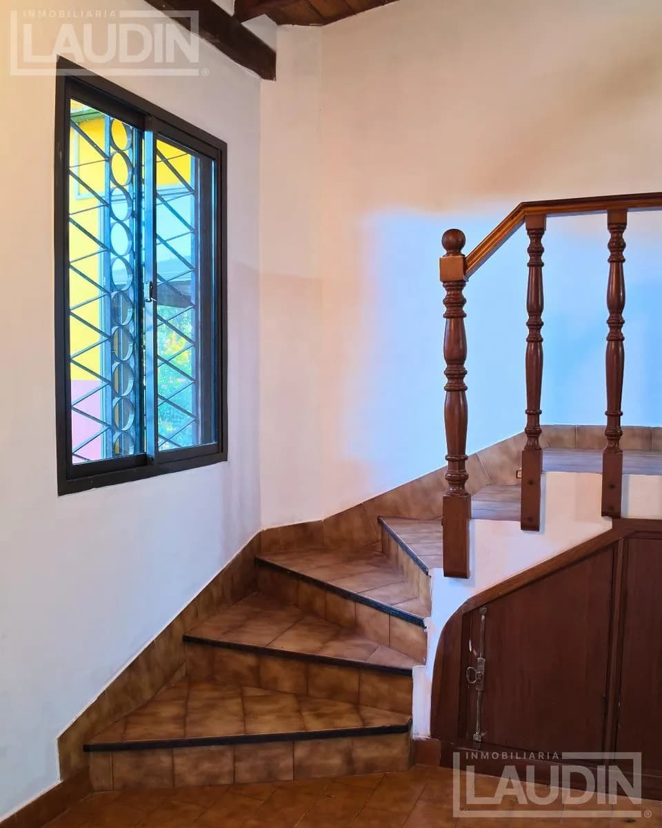 Se Vende casa con iportante terreno en Barrio Alta Gracia