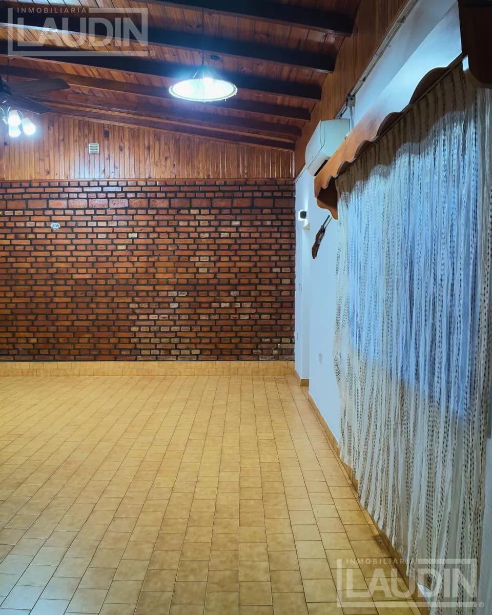 Se Vende casa con iportante terreno en Barrio Alta Gracia