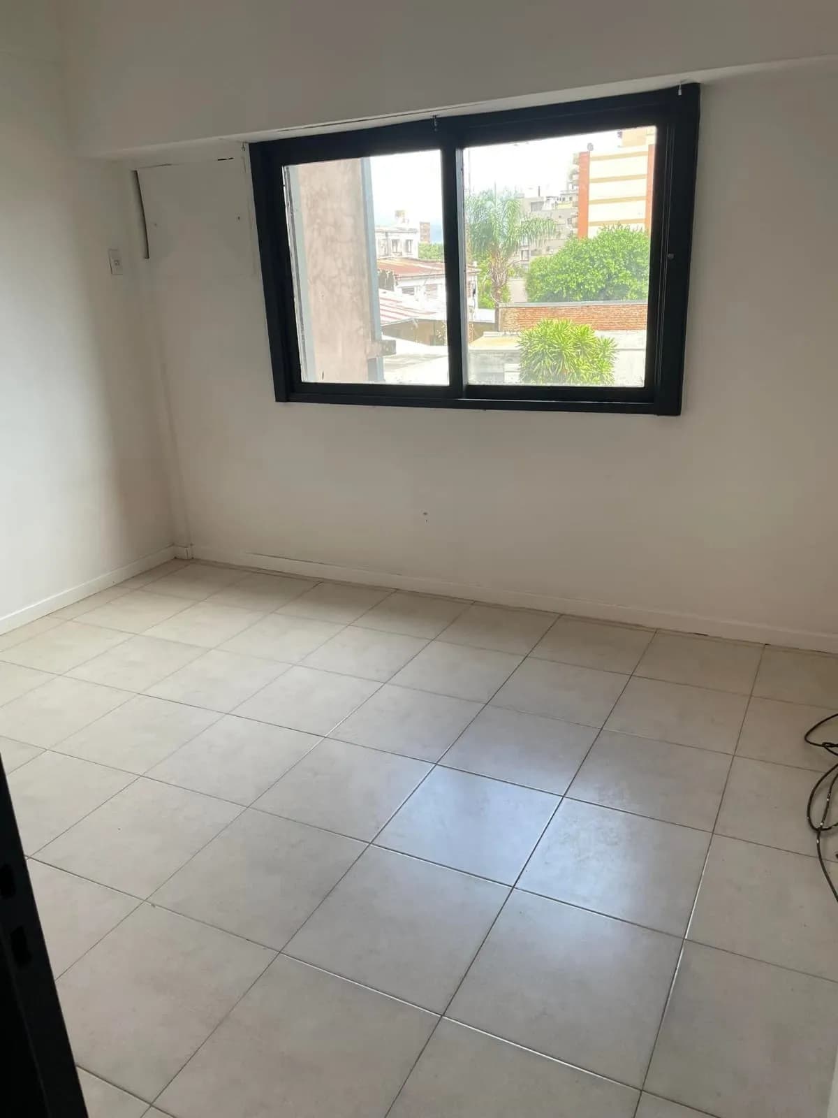 Habitación vacía y muy luminosa