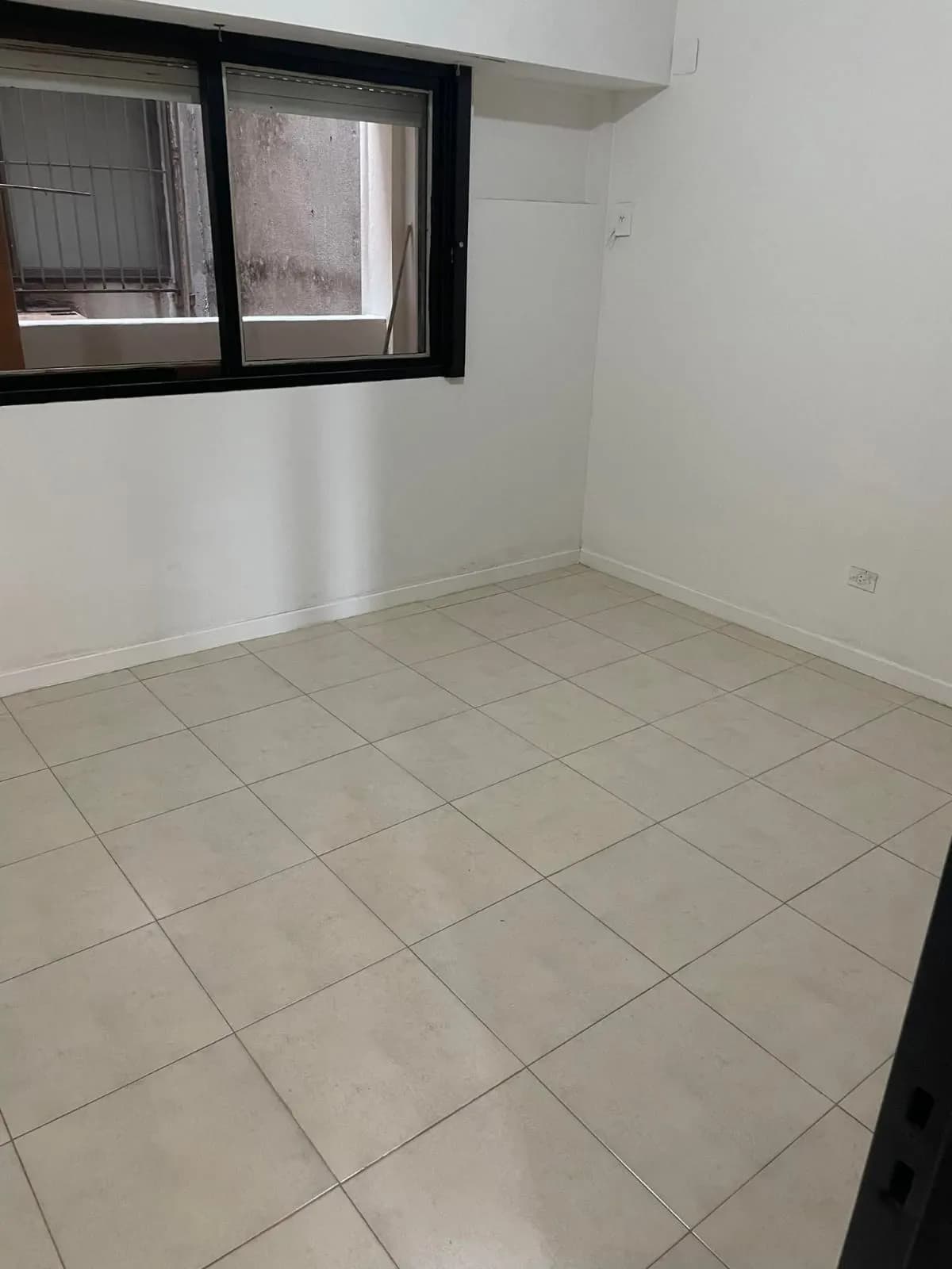 Habitación vacía con piso cerámico