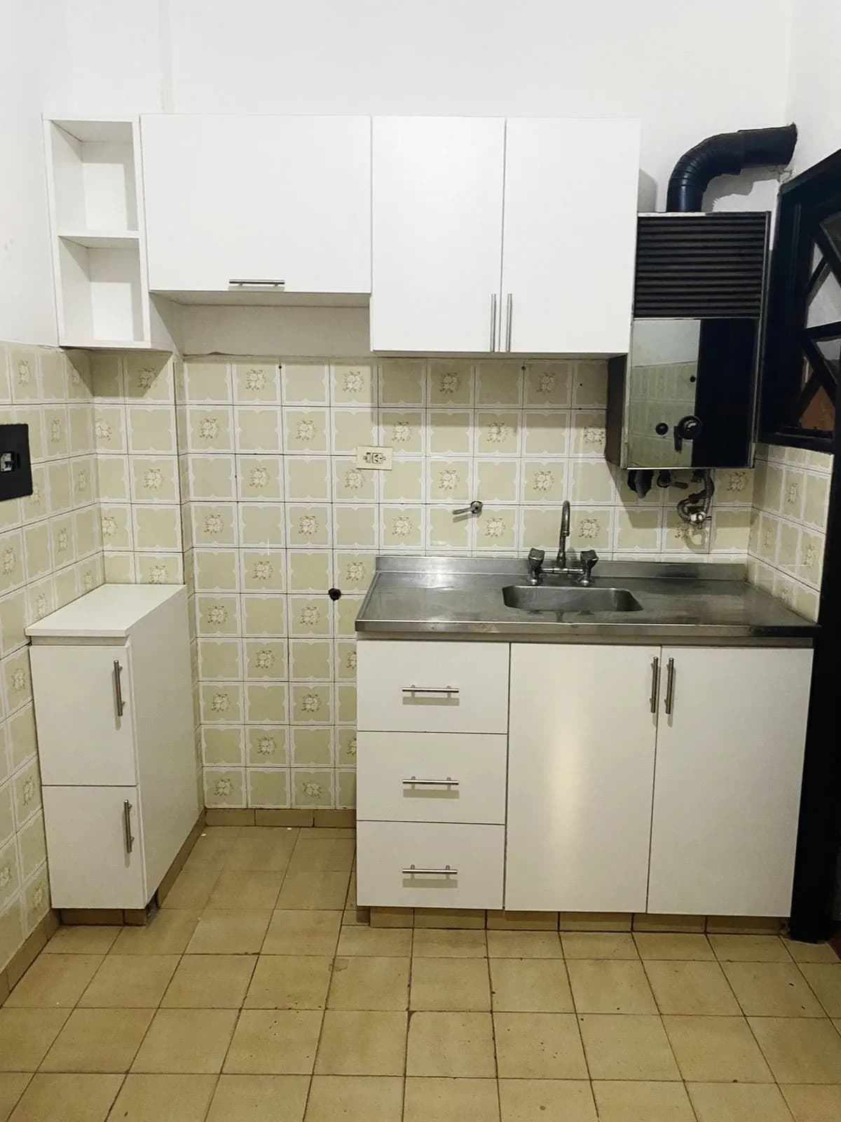 Cocina sencilla con muebles blancos