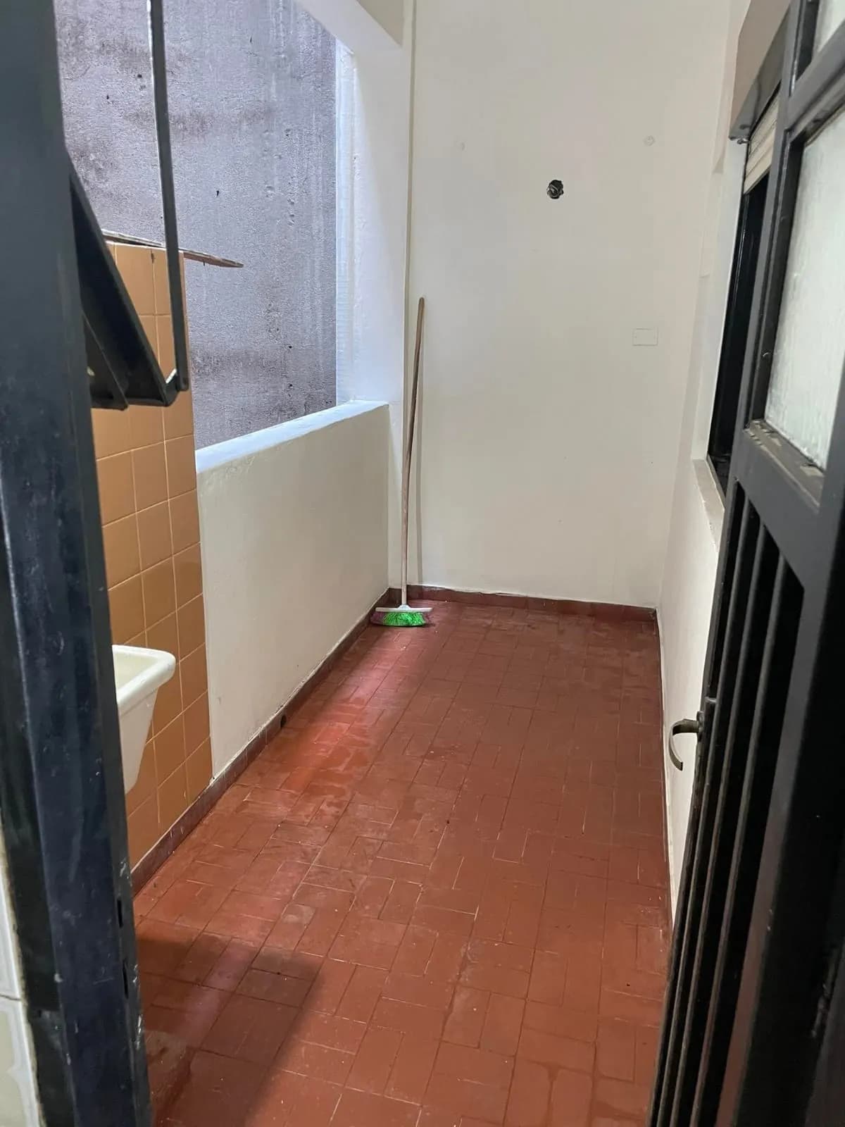 Balcón lavadero con piso rojo
