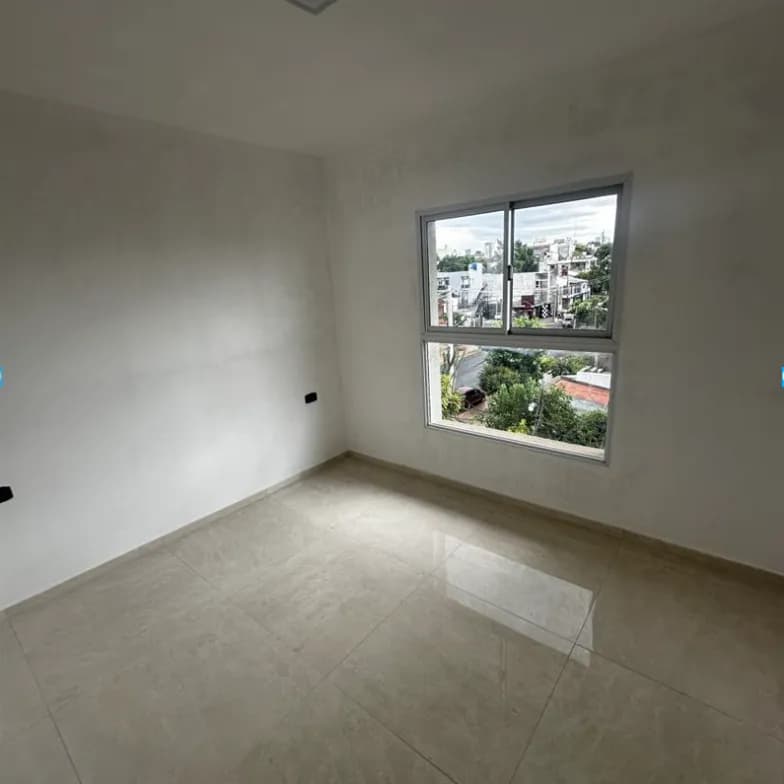 Habitación luminosa con gran ventana