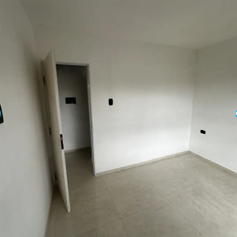 Habitación vacía con paredes blancas