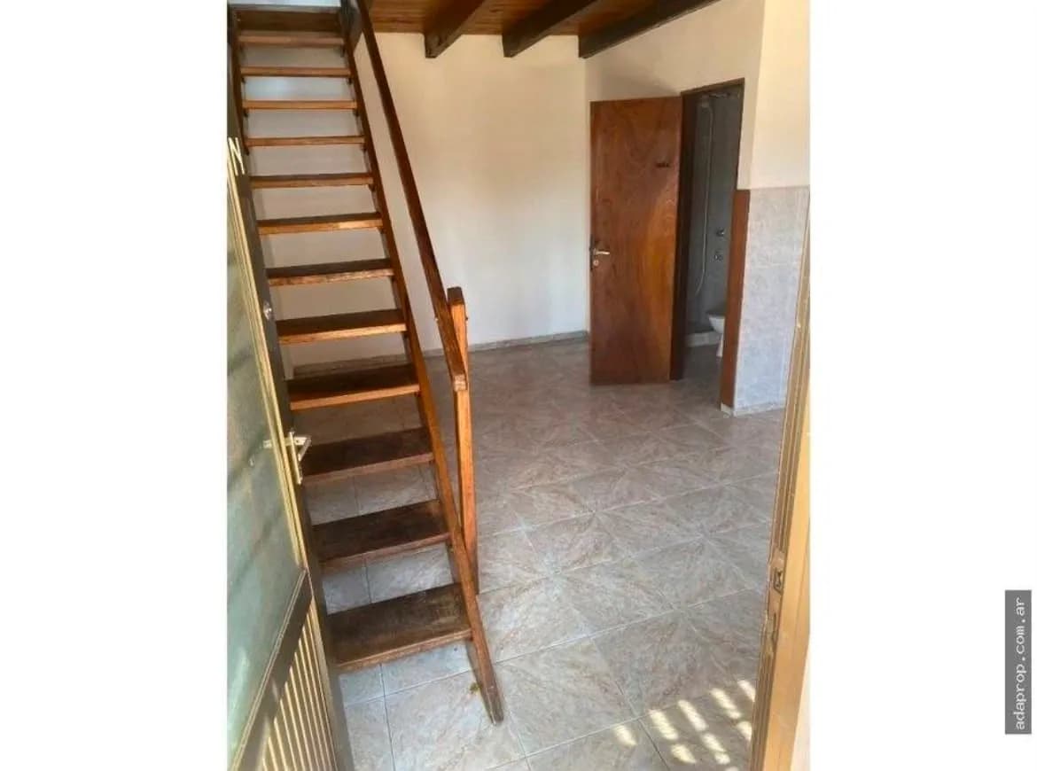 Interior con escalera de madera
