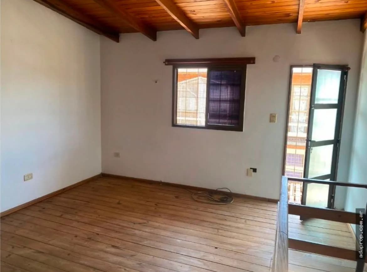 Habitación vacía con piso de madera
