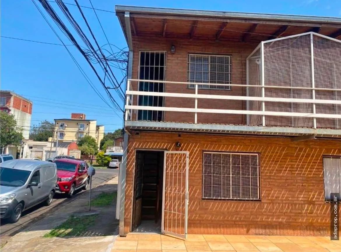 Casa de dos plantas con balcón
