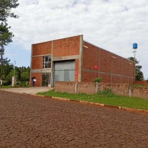 Galpón estratégico con 2 terrenos frente al Club Crucero del Norte