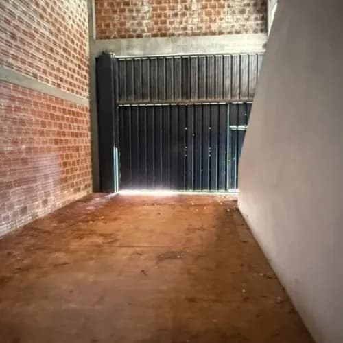 Galpón estratégico con 2 terrenos frente al Club Crucero del Norte