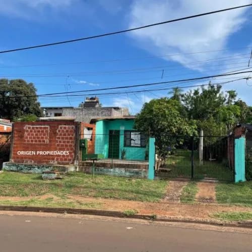 Casa de 3 dormitorios con local a terminar